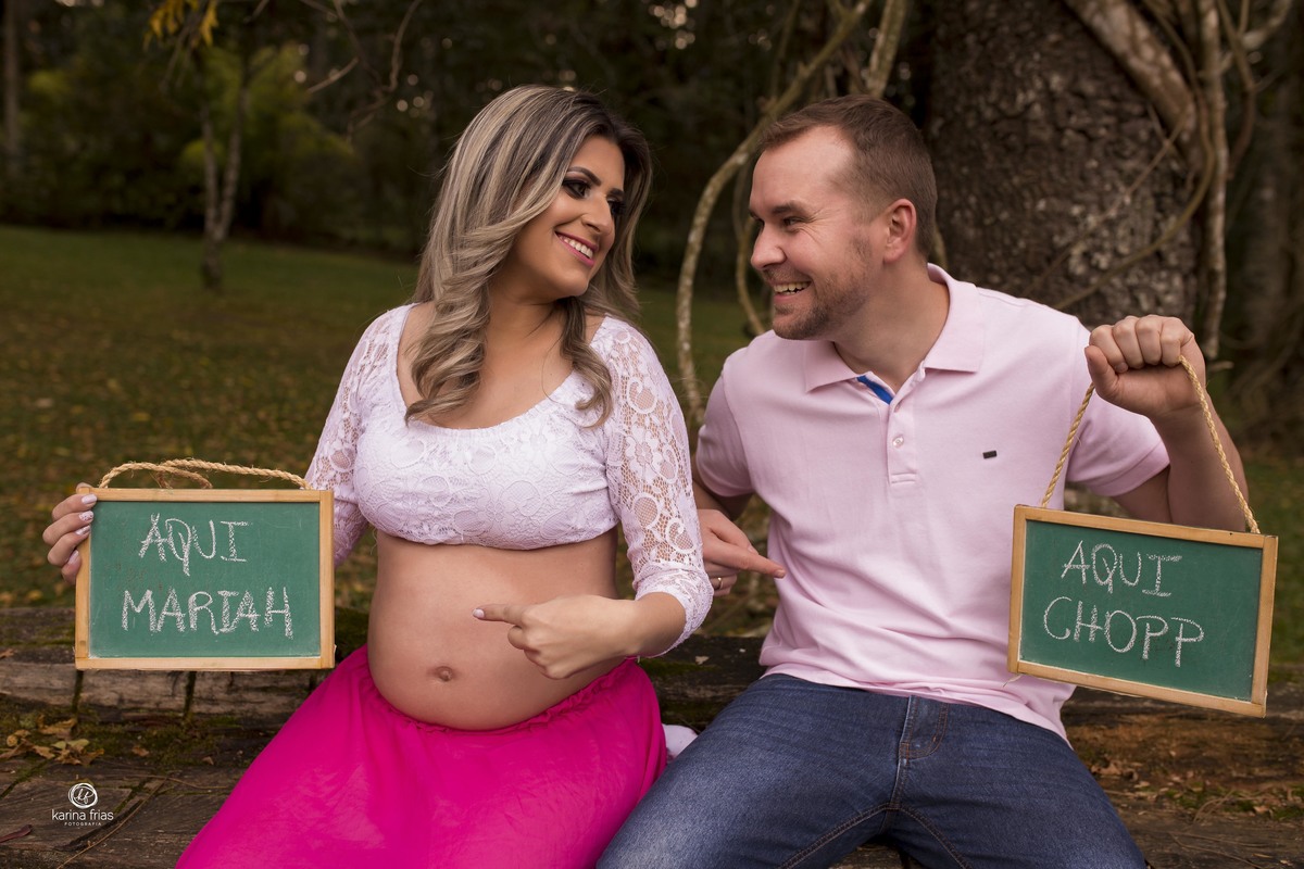 os pais descontraem com as plaquinhas levadas ao ensaio