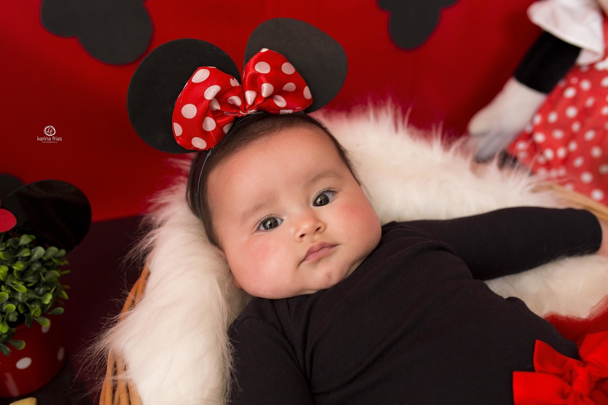 a menina esta vestida de minie para as fotos em estudio