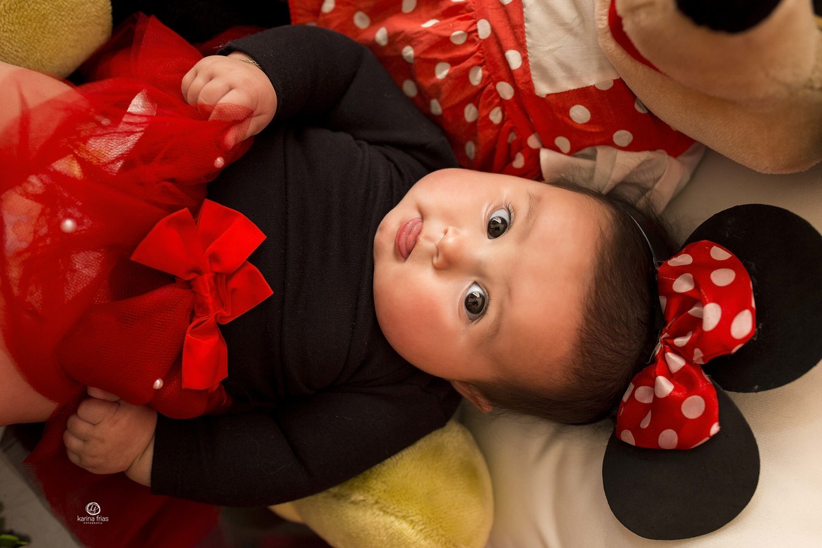 a menina olha para a fotografa de familia de caxias do sul, karina frias