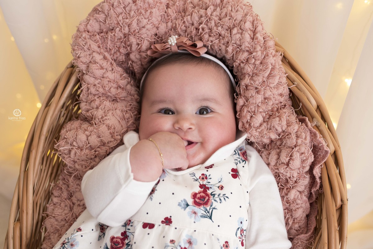 a menina sorri para a fotografa de familia de caxias do sul