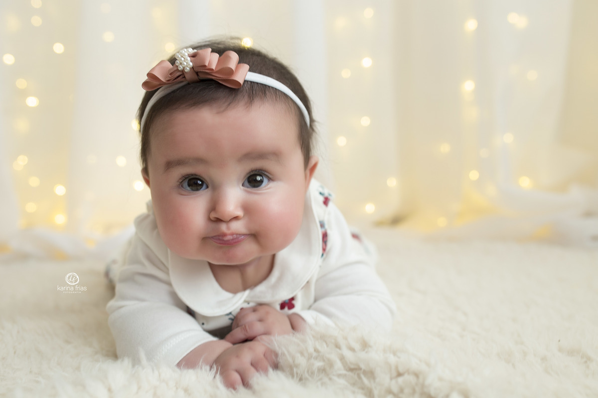 no ensaio infantil em estudio, a menina esta fazendo 6 meses