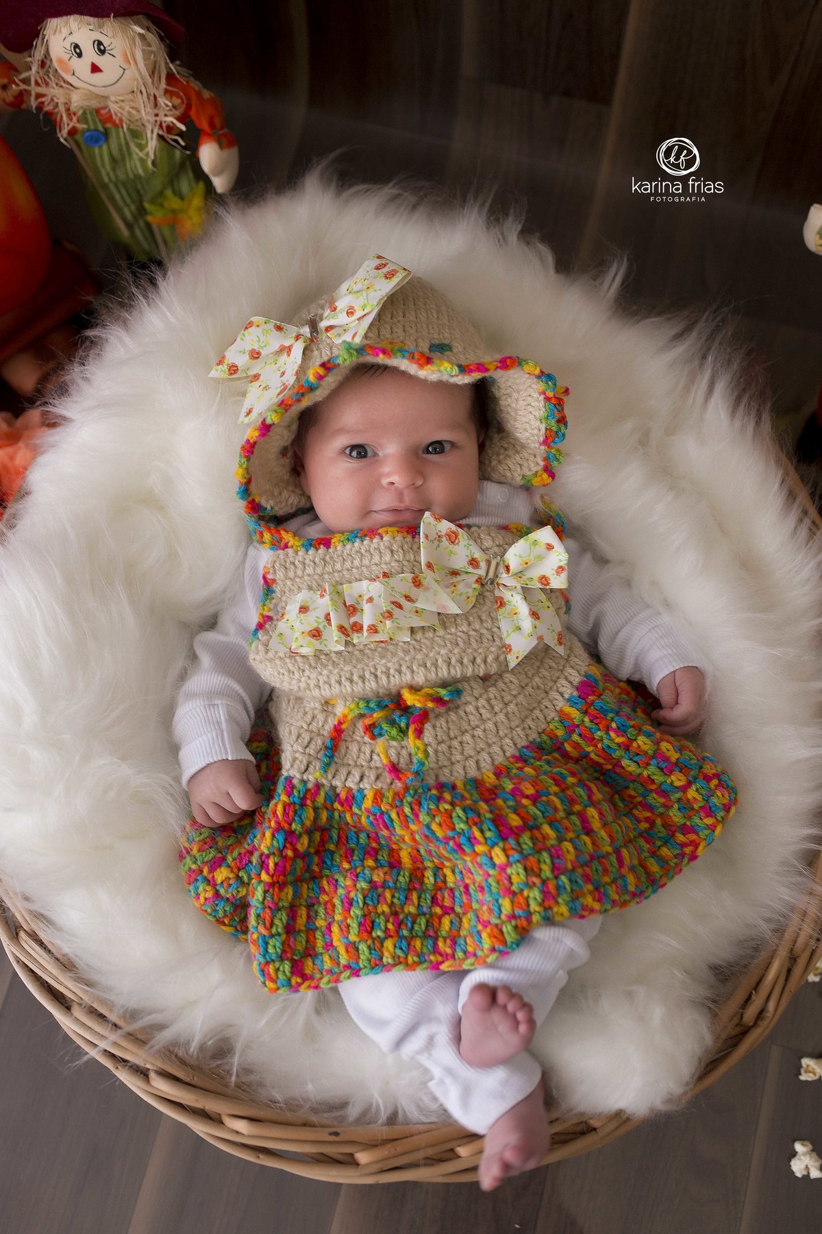 a menina sorri para a fotografa de familia de caxias do sul, karina frias