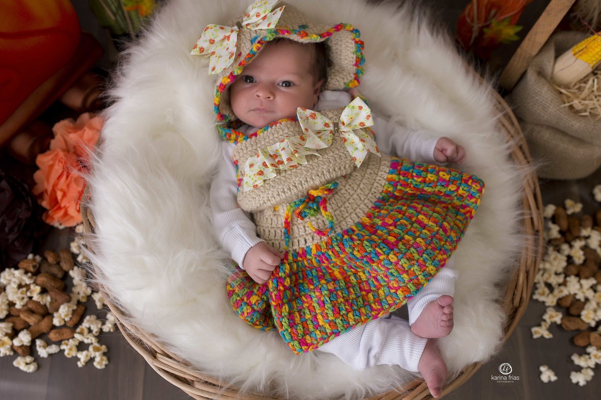 a menina esta vestida de caipira para as fotos junina
