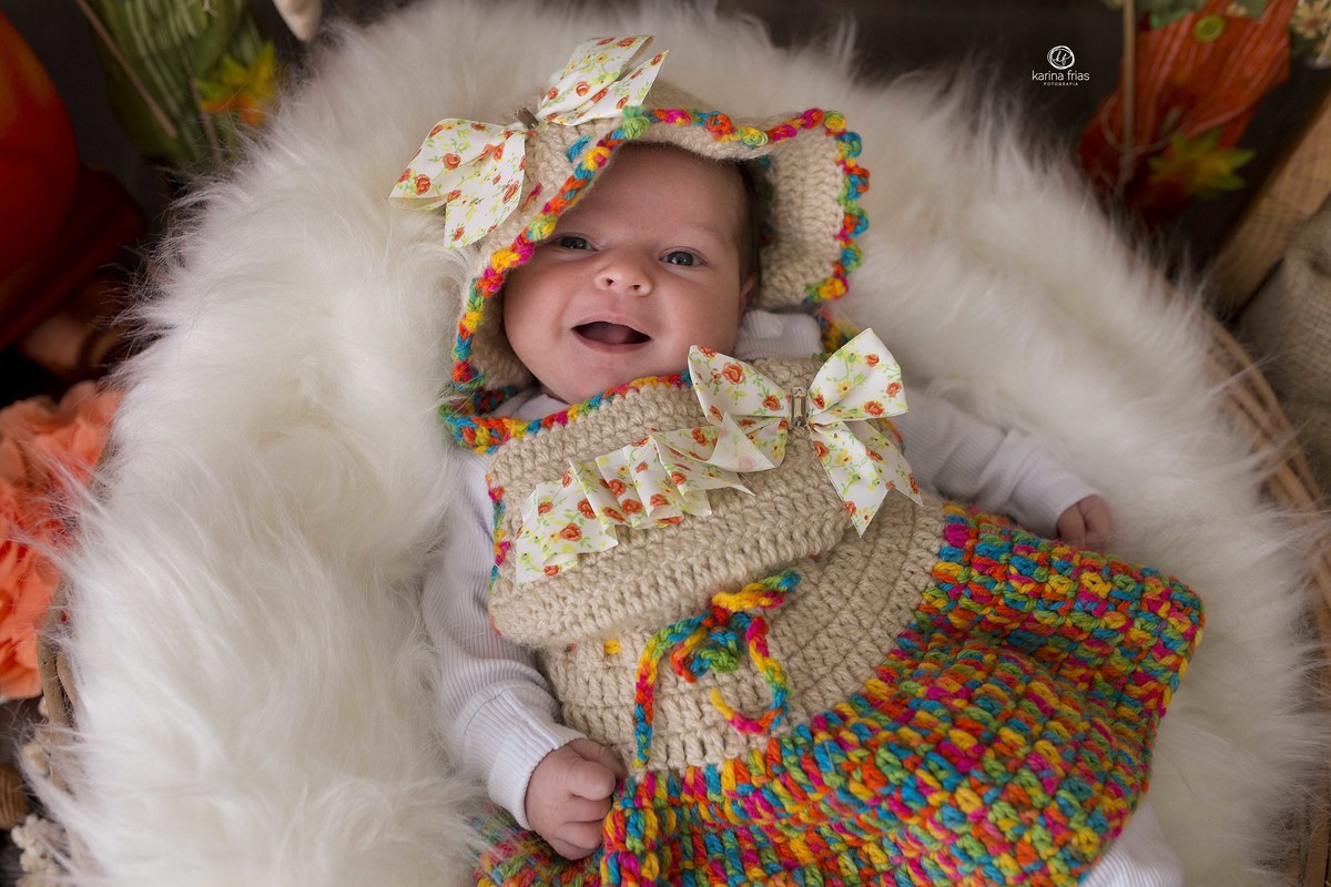 no ensaio infantil a criança sorri