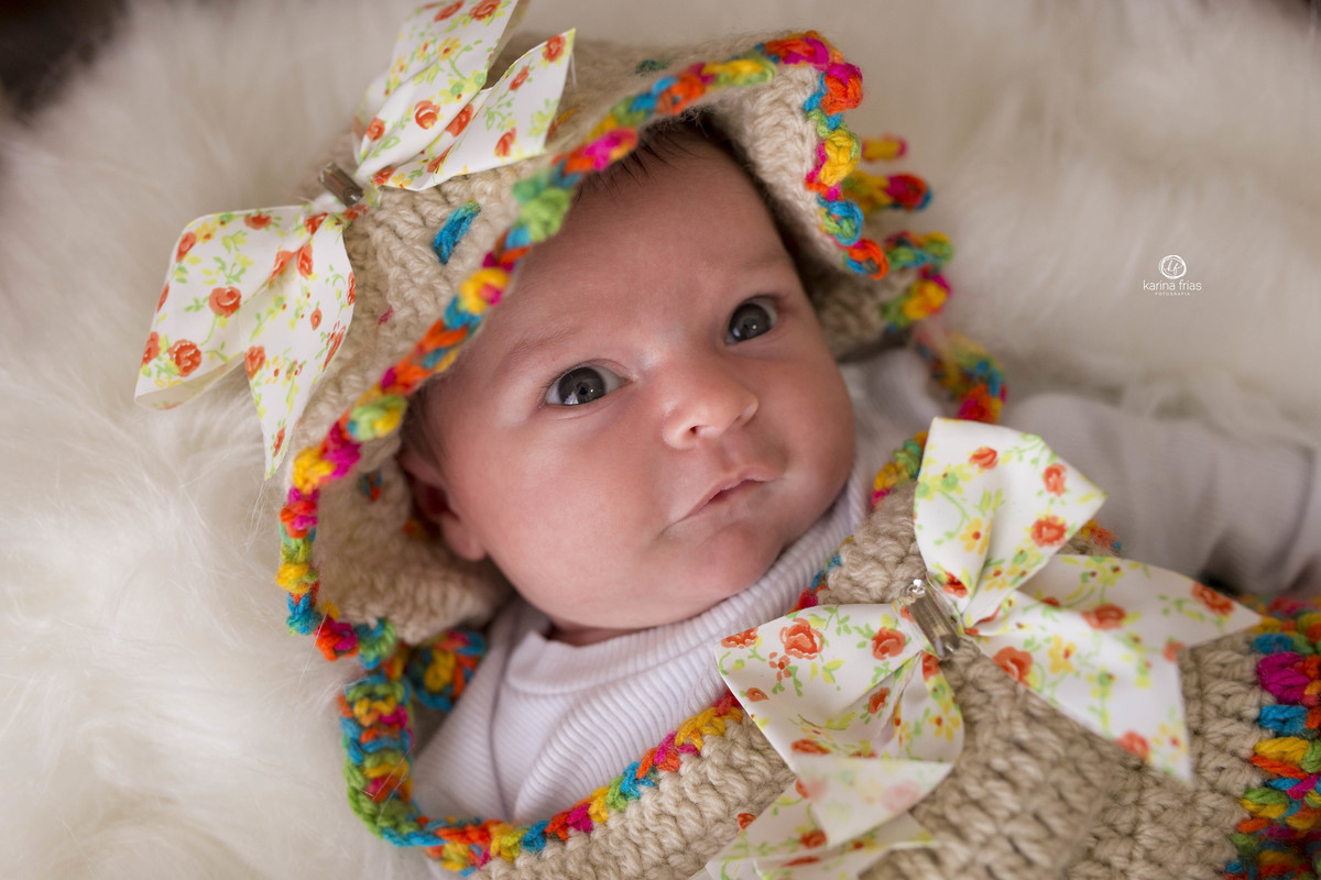a criança esta deitada para a sessão infantil de festa junina
