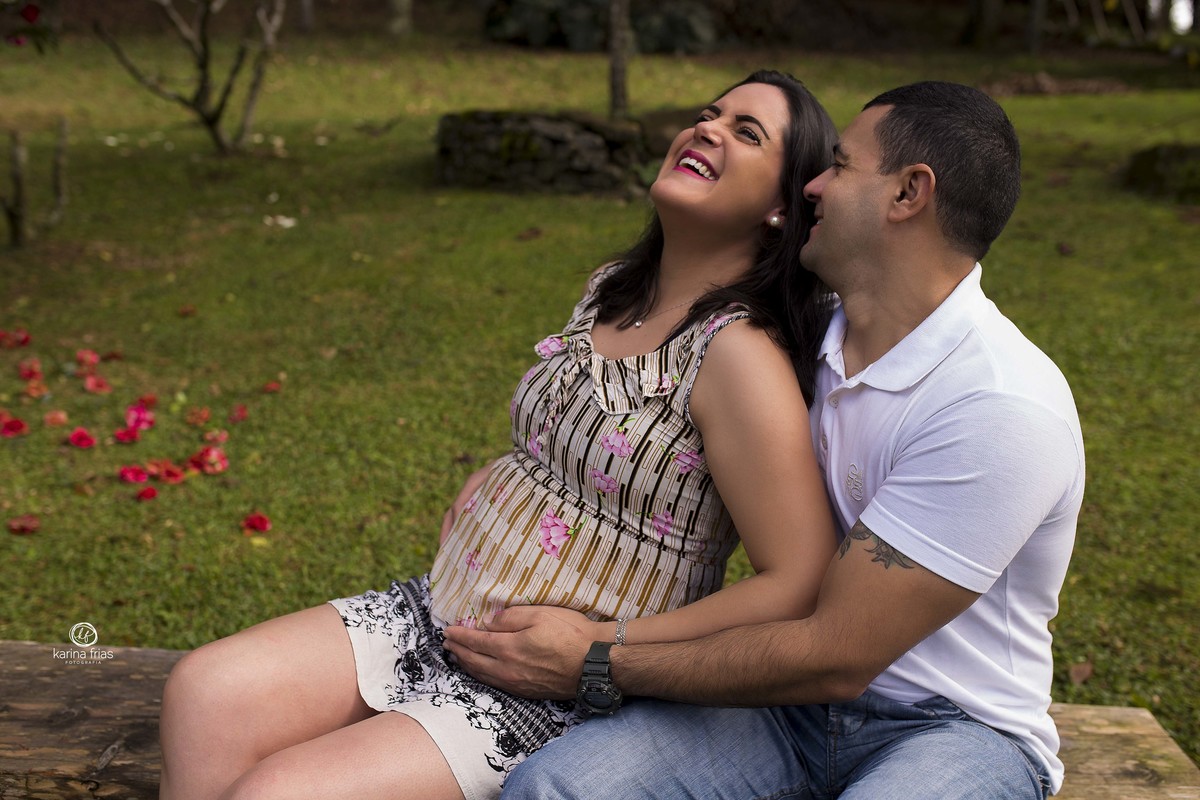 os pais sorriem durante ensaio de gestante