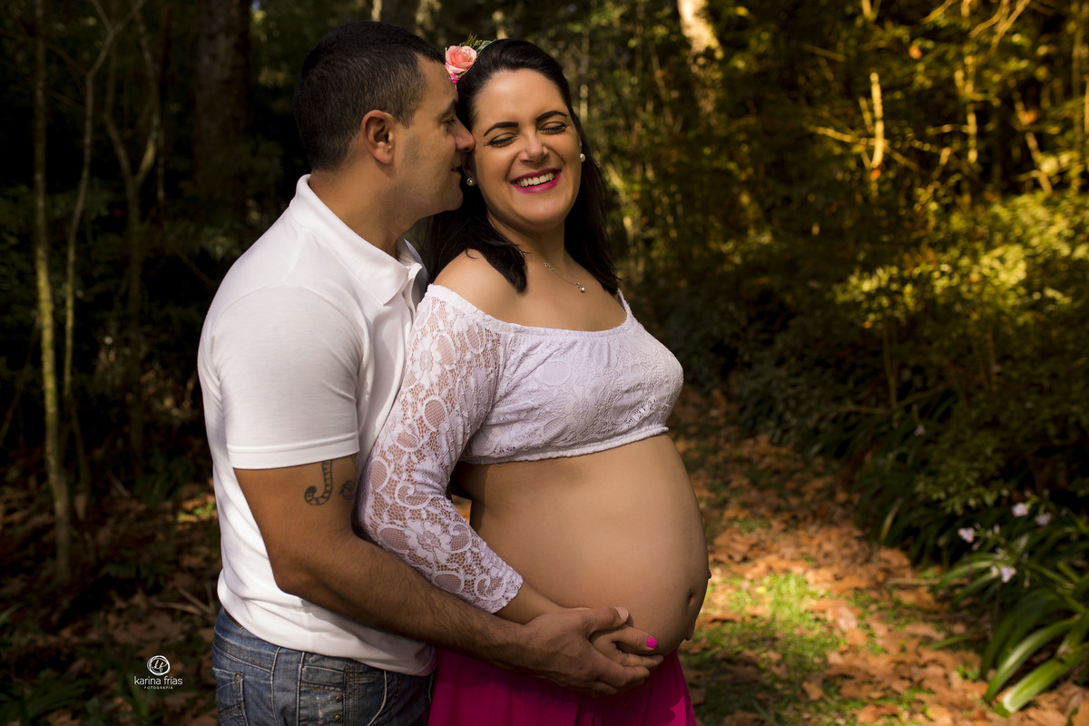 o pai conversa com a gestante durante as fotos externas