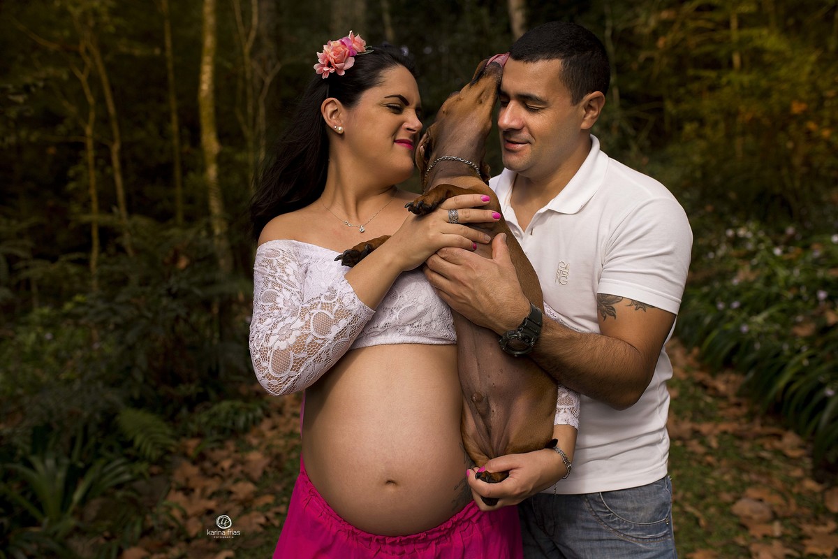 o cachorrinho brinca no ensaio de gestante externo