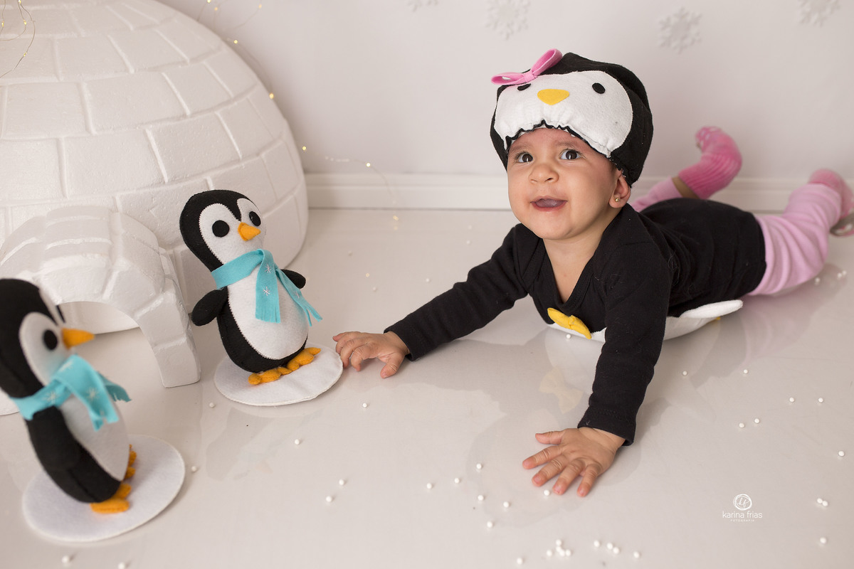 no cenario de inverno, a bebe sorri para a fotografa de familia de caxias do sul, karina frias