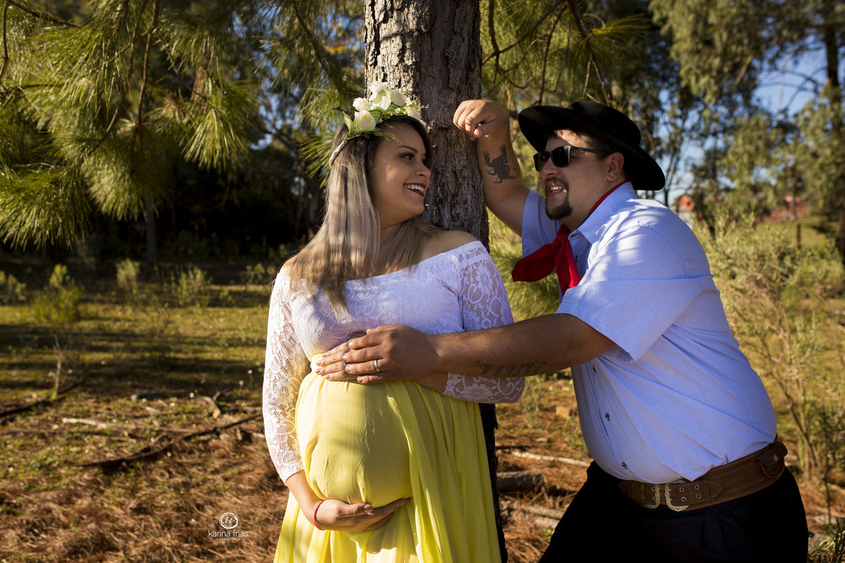 o pai olha para a mae durante a sessão de fotos de gestante