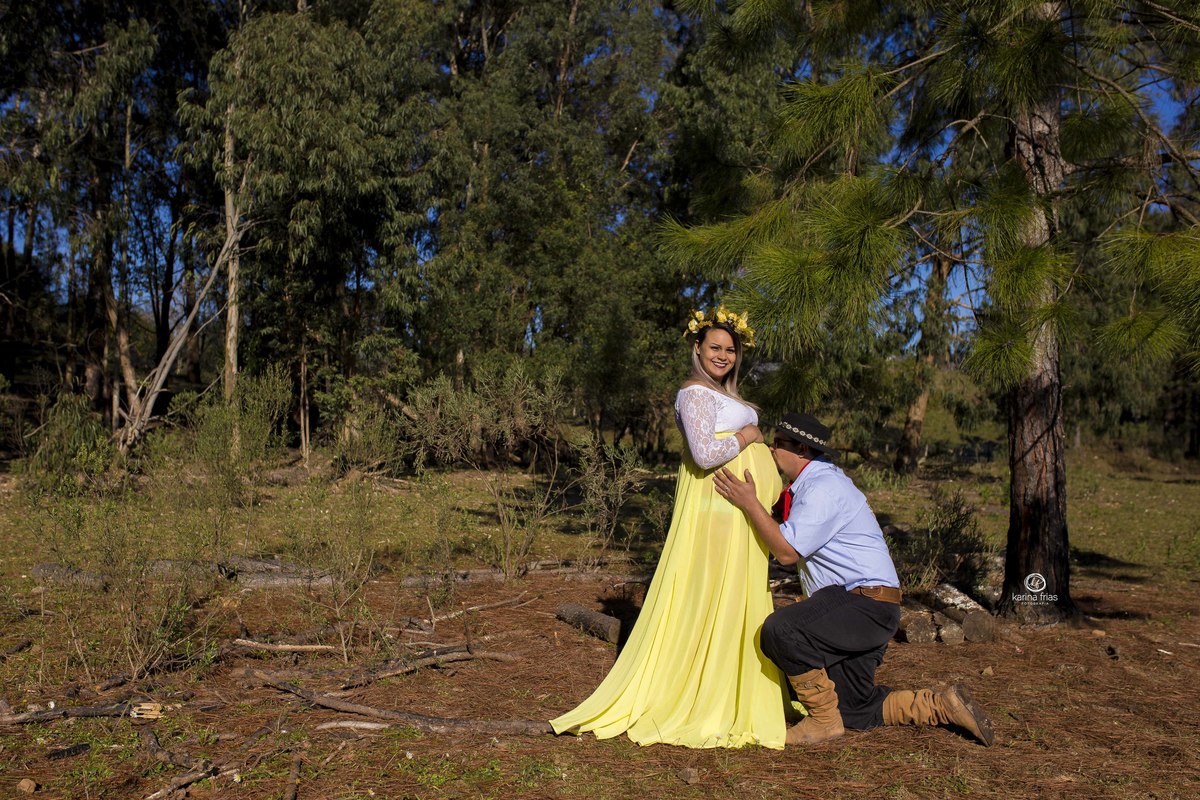 o pai beija a barriga da mae no ensaio de gestante externo