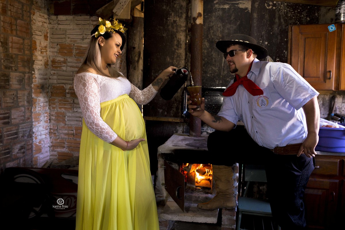 os pais tomam chimarrao durante o ensaio de gestante realizado em caxias do sul - rs