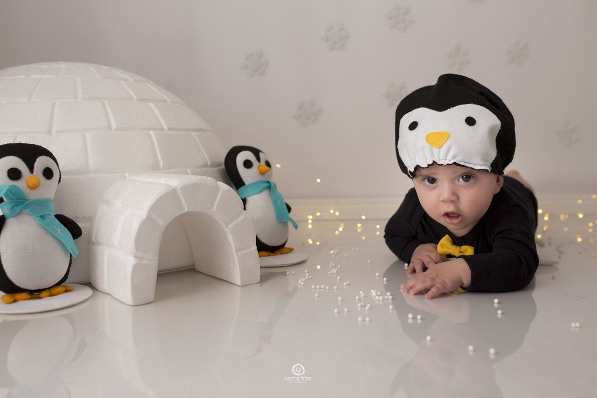 o bebe esta deitado no cenario de inverno