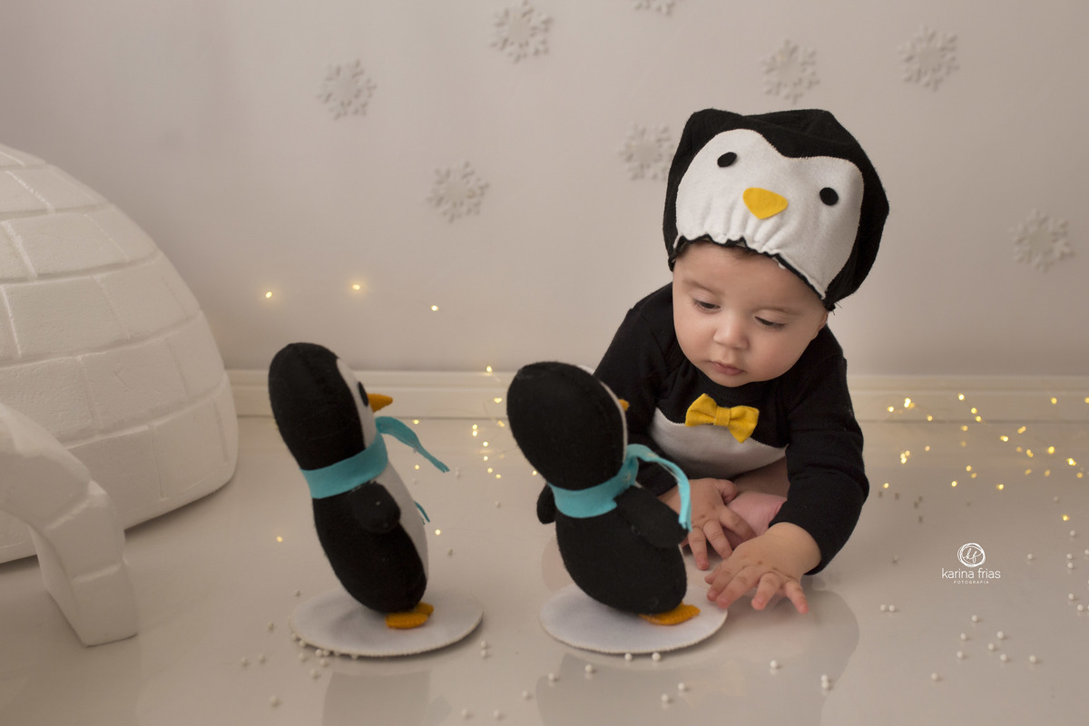 no acompanhamento mensal o bebe esta olhando para os pinguins