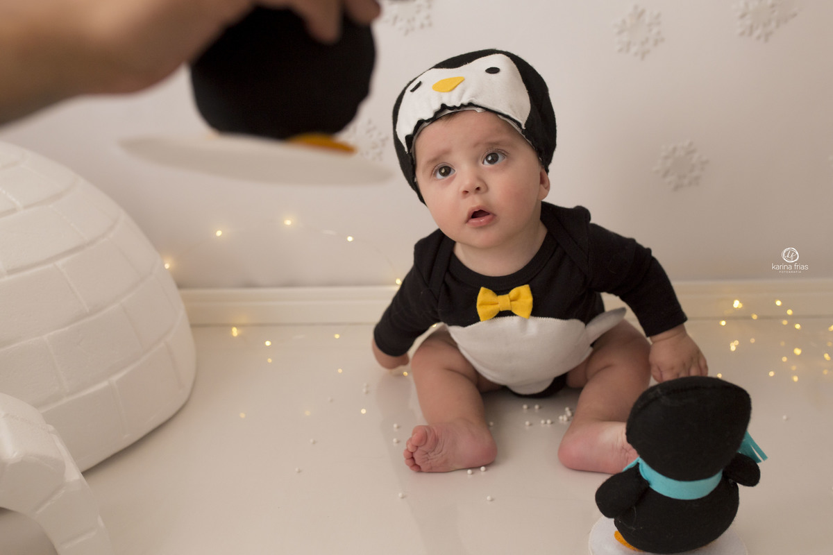 os pais chamam atenção da criança para as fotos