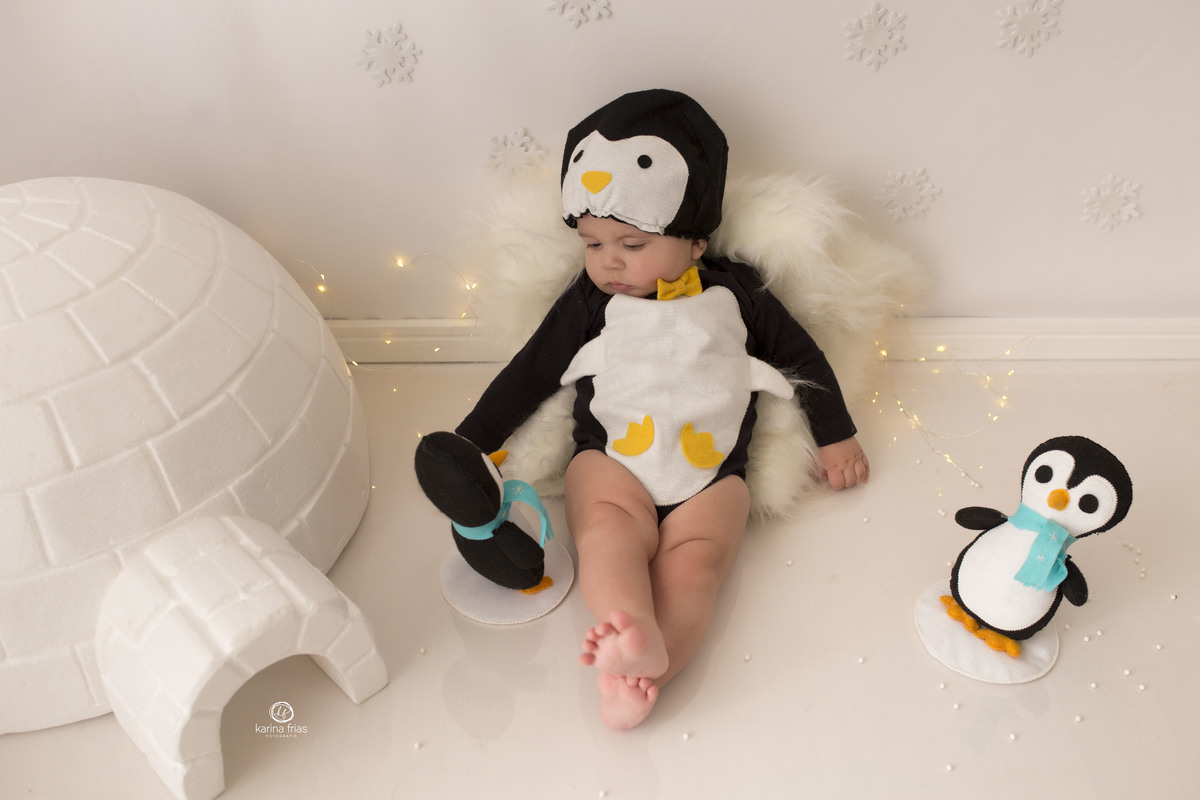 o bebe esta sentado enquanto a fotografa de familia de caxias do sul registra o momento