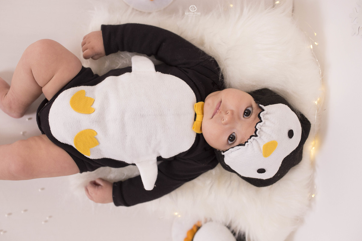 o bebe esta olhando para a fotografa de familia de caxias do sul, karina frias