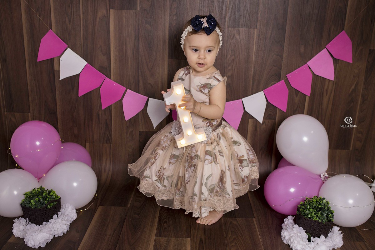 no ensaio smash the cake a criança esta de pé