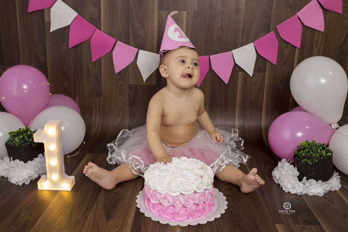 no ensaio smash a criança começa a mexer no bolo