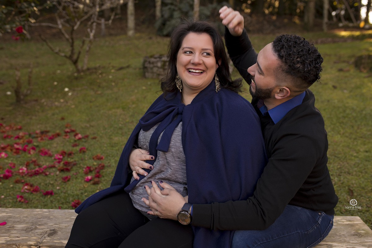 o pai ajeita o cabelo da mae no ensaio de gestante