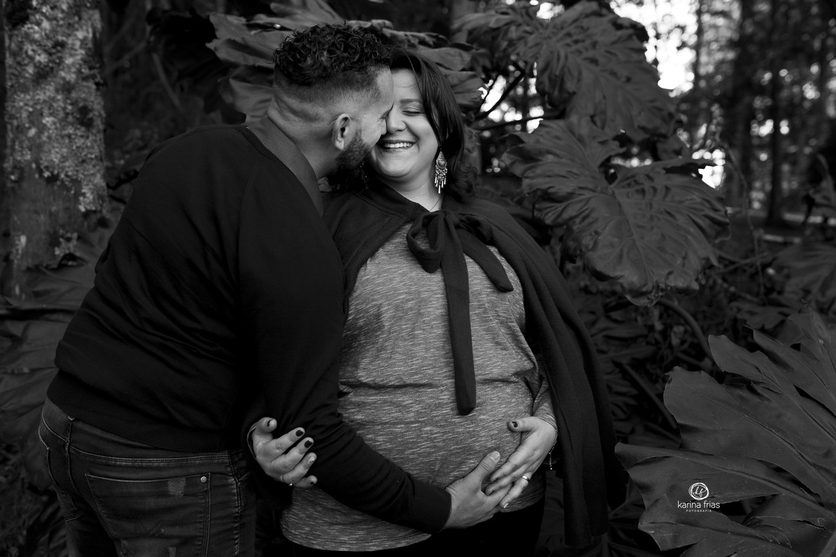 os pais brincam no ensaio de gestante externo