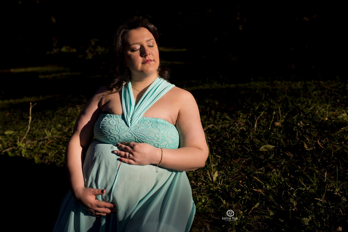 a gestante esta sentindo o calor do sol na sessão