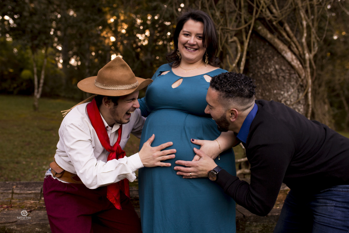 durante a sessão de fotos de gestante, a familia se diverte