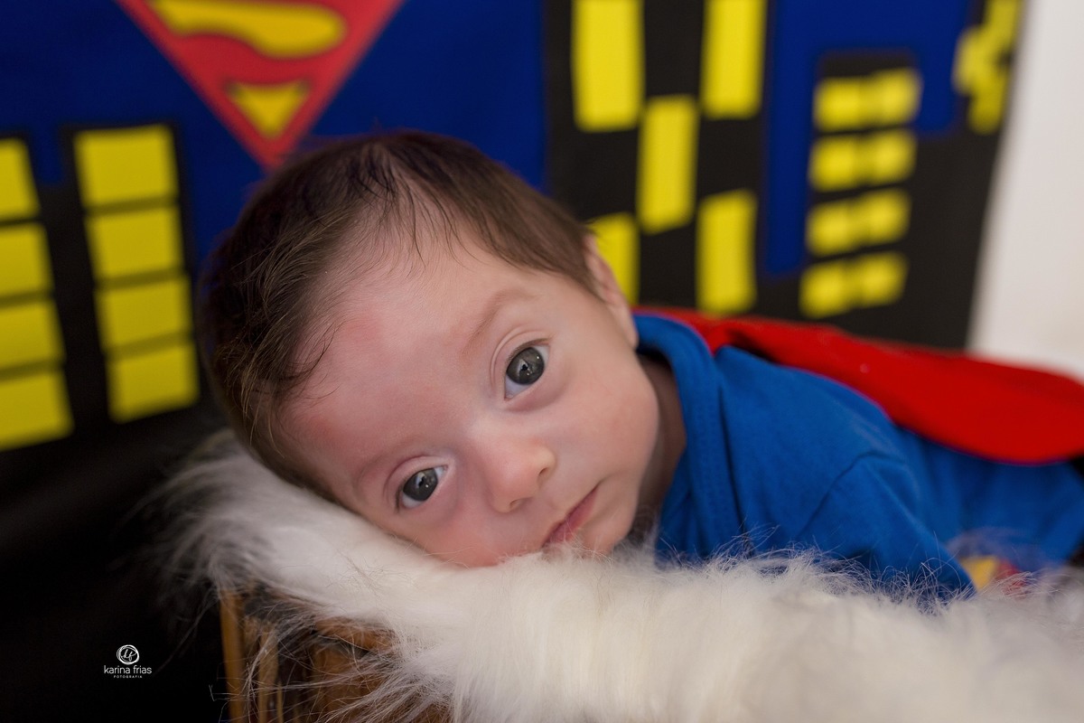 a criança esta de bruços para as fotos do acompanhamento mensal 