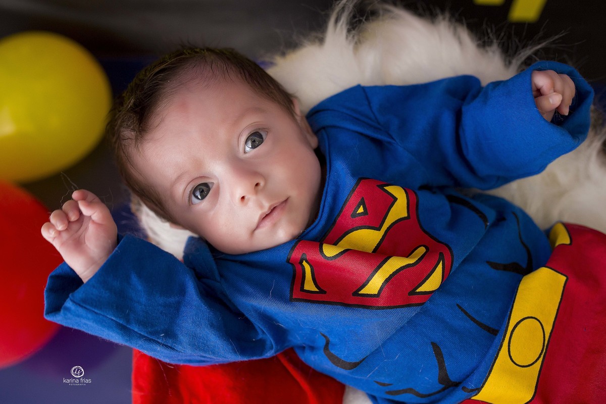 o bebe olha para a fotografa de familia de caxias do sul, karina frias