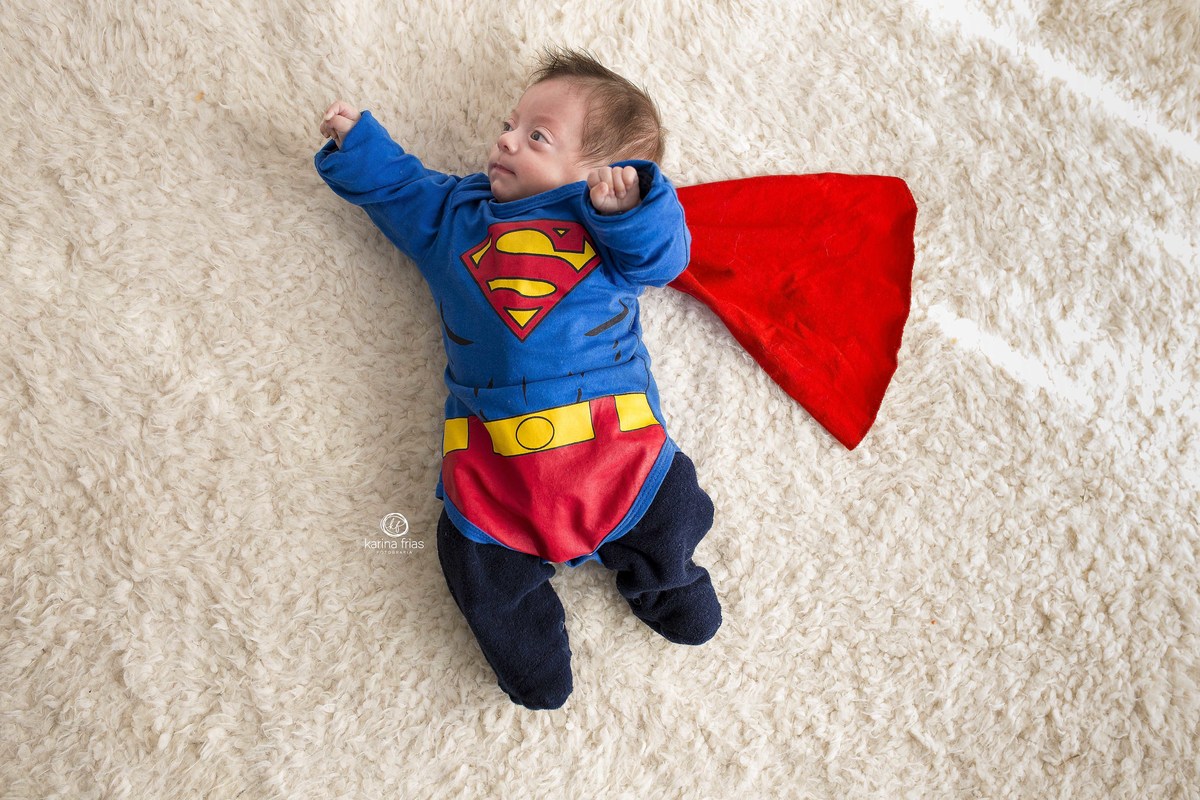 o bebe parece estar voando para as fotos de seus 3 meses