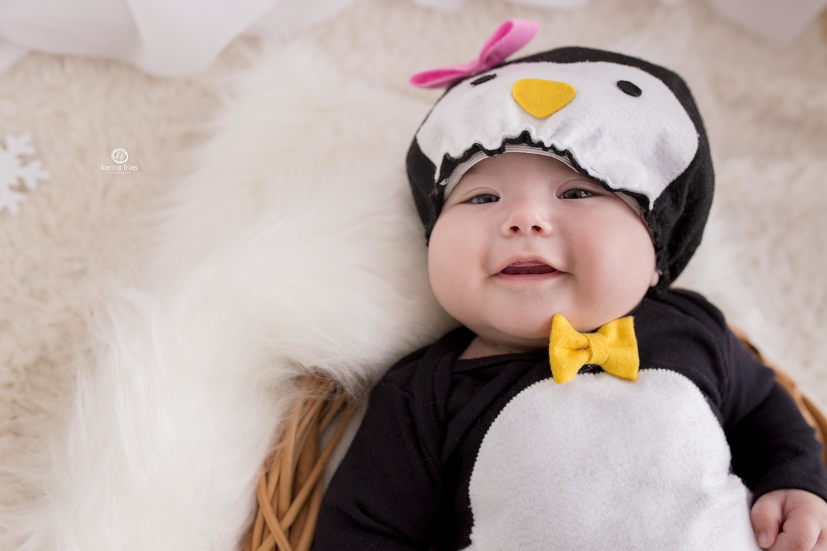 a menina esta olhando para a mae durante a sessão de fotos interna
