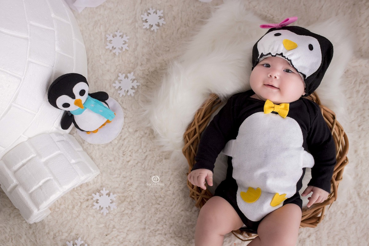 no ensaio infantil colocamos a bebe deitada no cenario