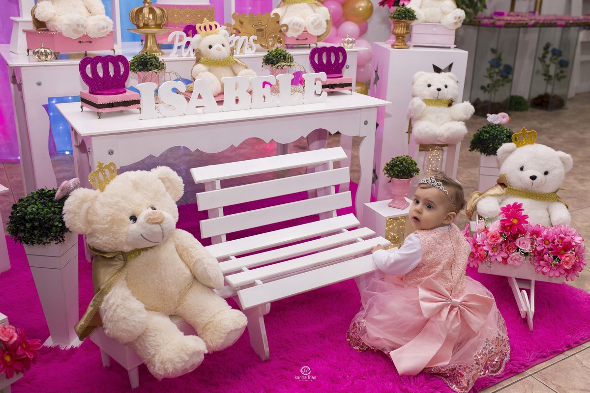 no aniver infantil a menina esta ajoelhada perto da mesa