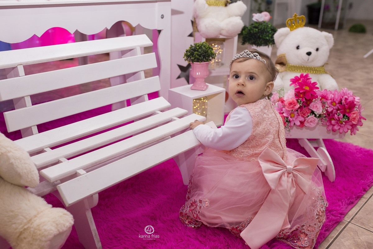 a menina esta completando um aninho