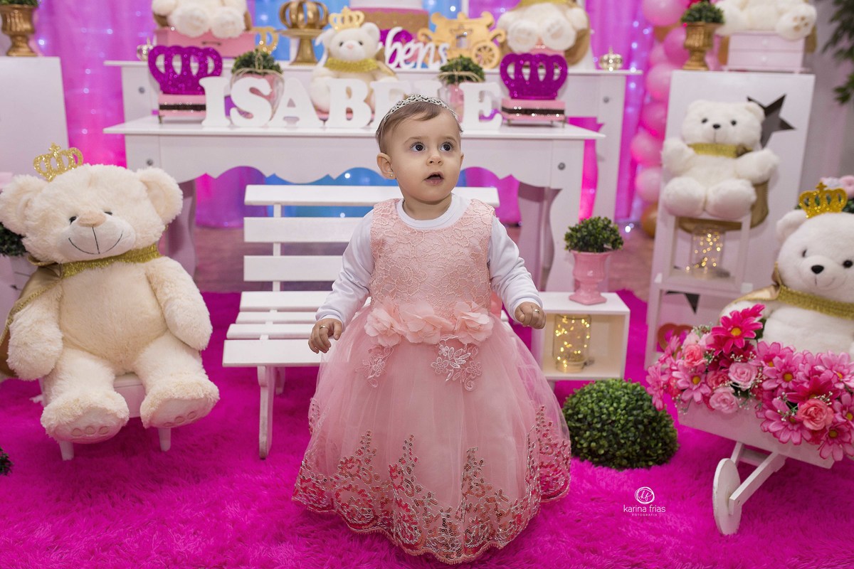 na festa de um ano a menina posa para a fotografa de familia de caxias do sul, karina frias