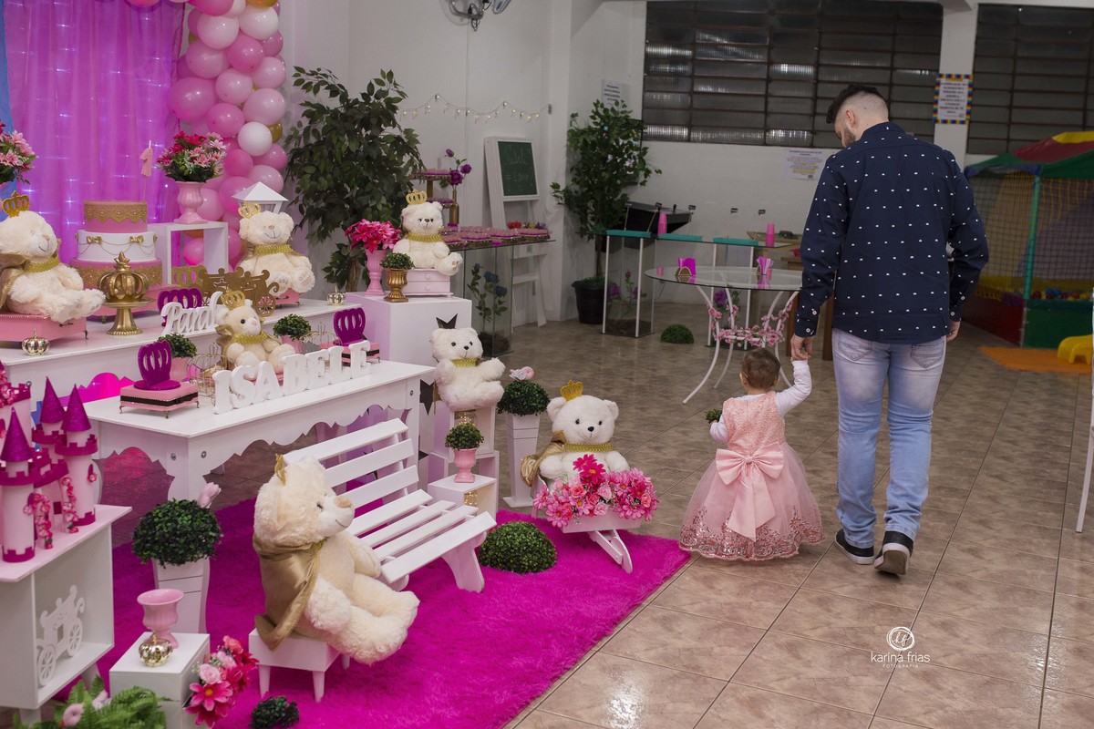 o pai anda com a filha pelo salao de festas