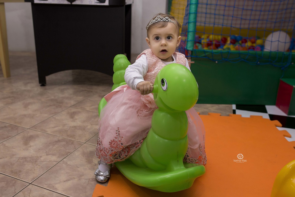 a menina brinca durante a festa de aniversario