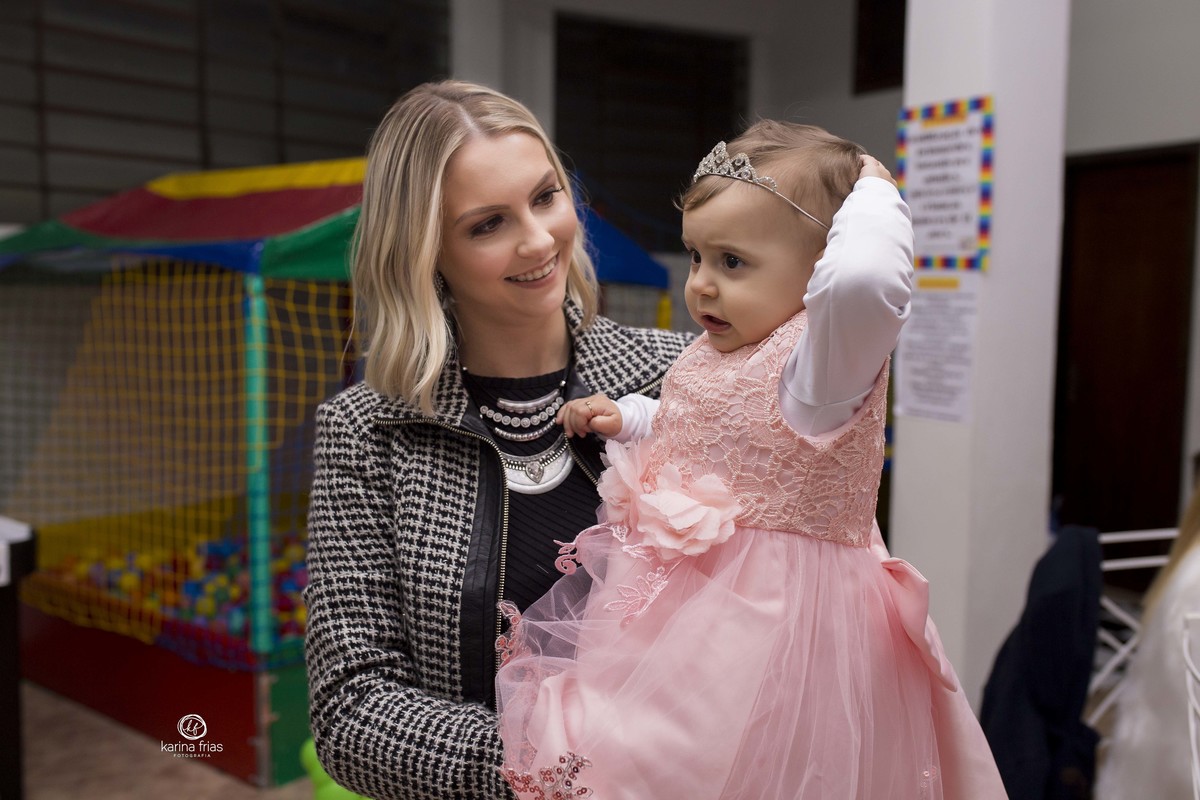 no colo da mae, a bebe mexe no cabelo