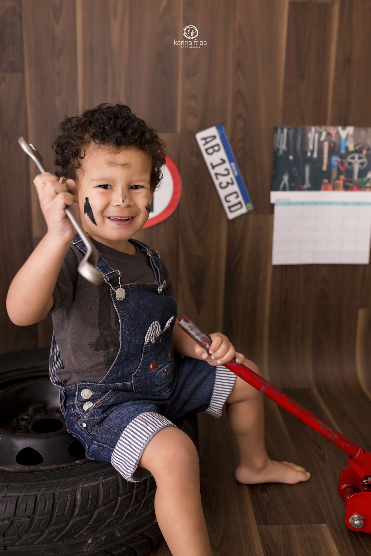 o menino olha para a fotografa de familia de caxias do sul, karina frias