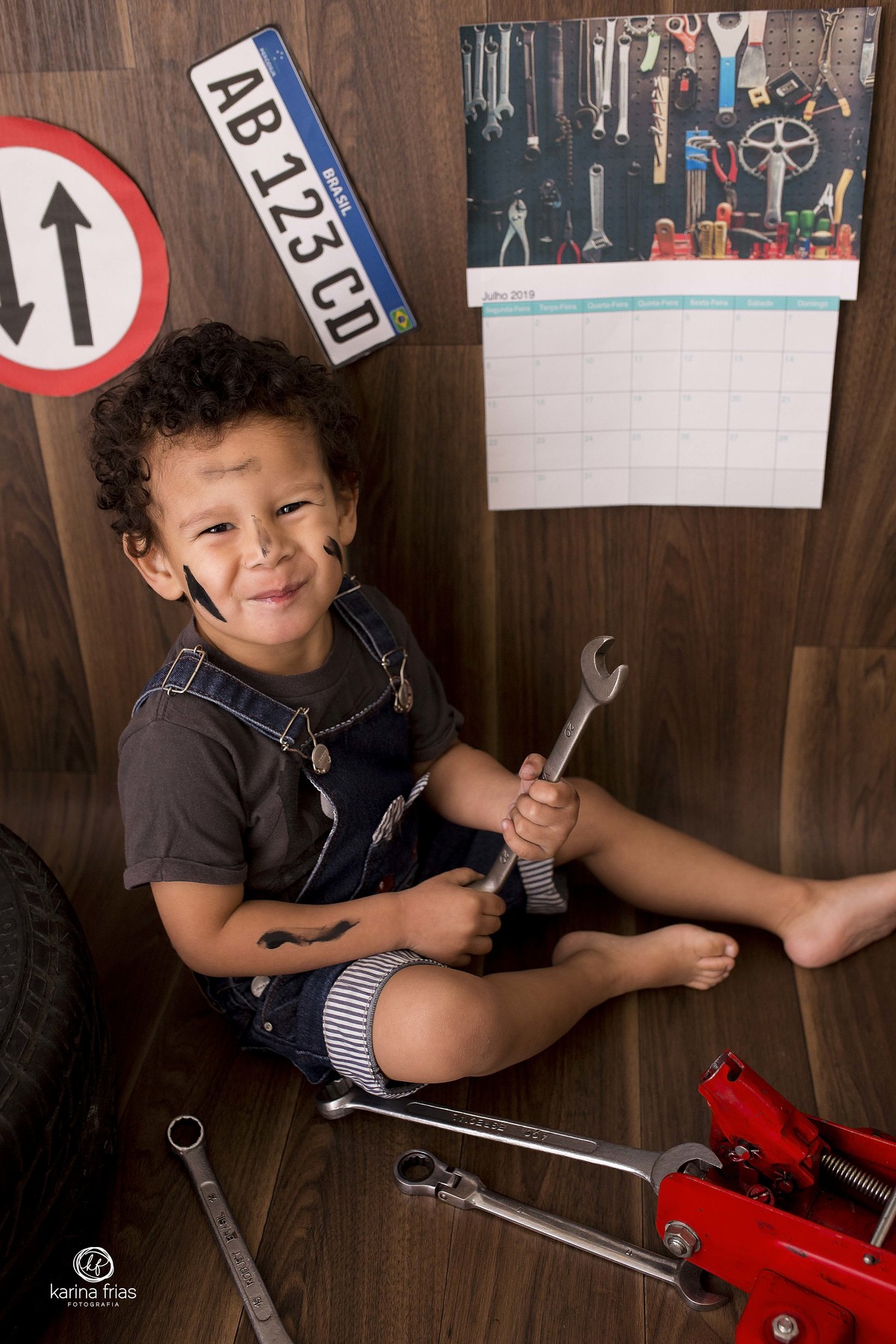 no ensaio infantil, o menino sorri para a fotografa infantil de caxias do sul - rs