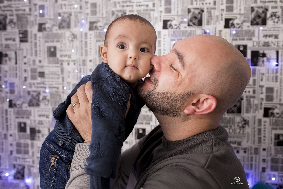 o pai beija o filho na sessão de dia dos pais