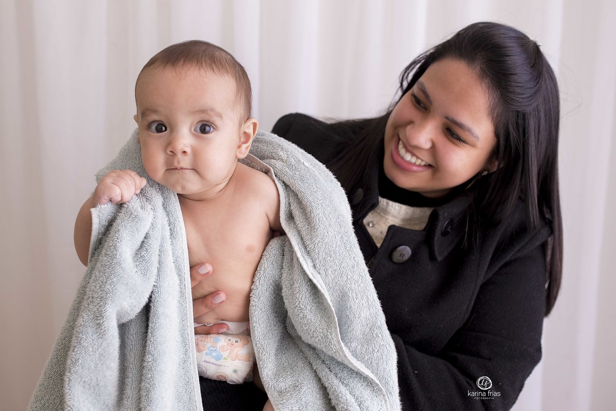 a mae segura o bebe durante sessão infantil