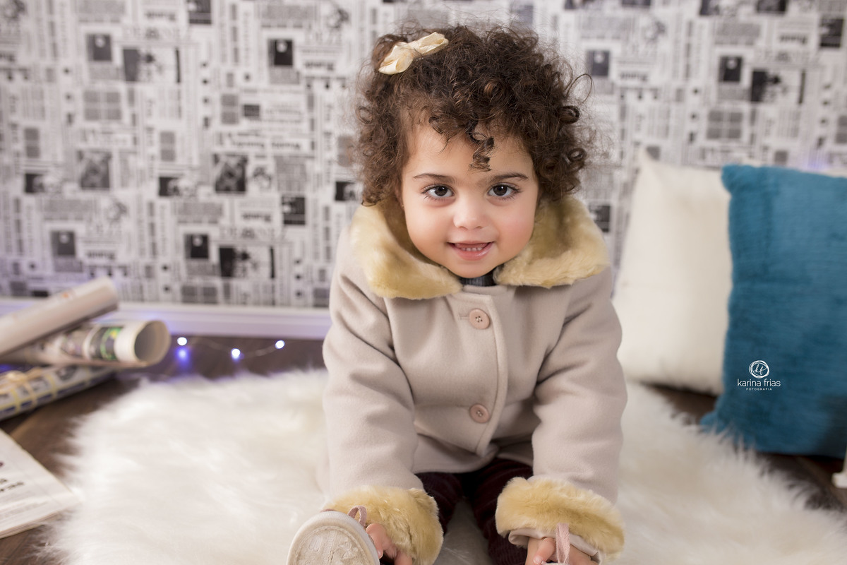 a menina esta sentada no cenario de dia dos pais