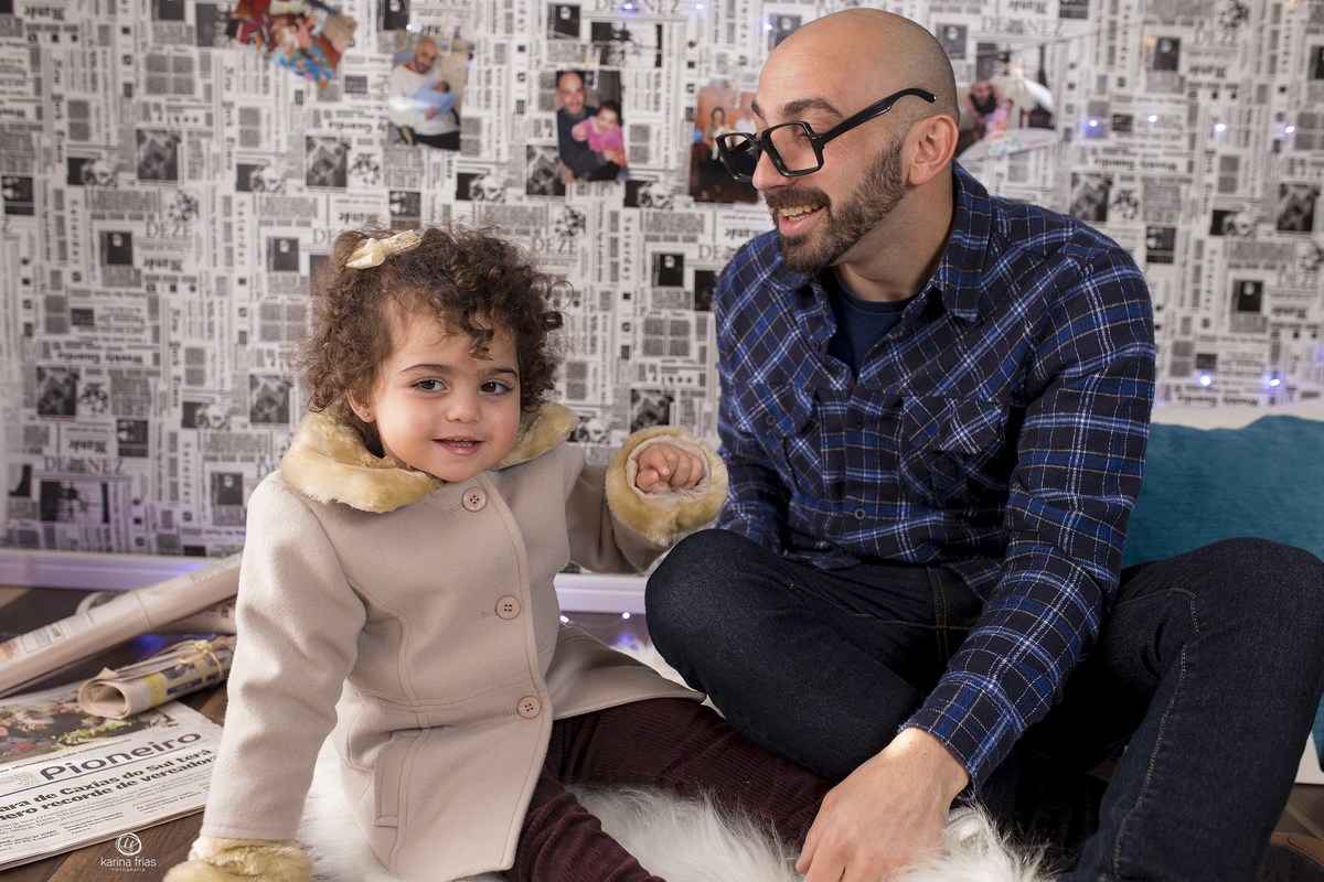 o pai brinca com a filha no ensaio de dia dos pais