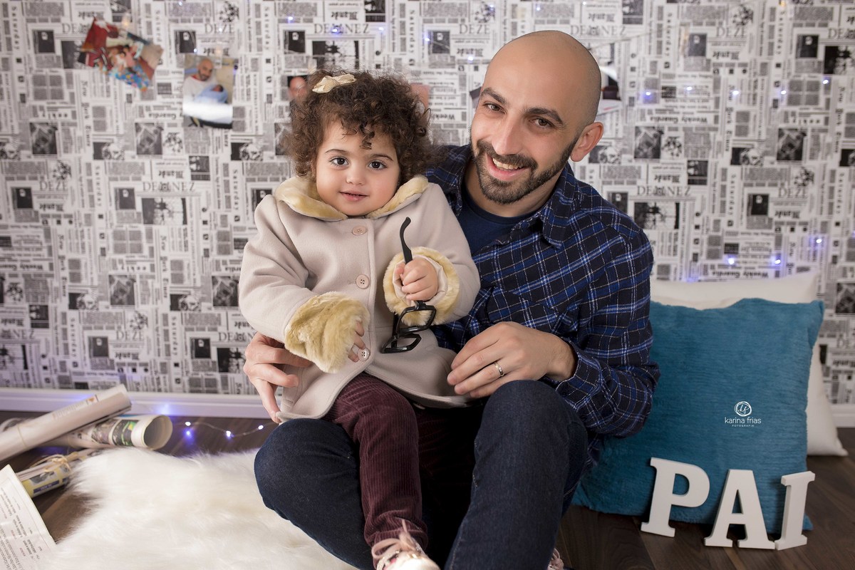 o pai e a filha olham para a fotografa de familia de caxias do sul, karina frias