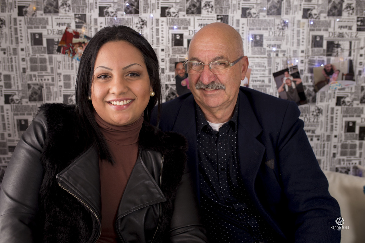 a filha posa com o pai na sessão interna