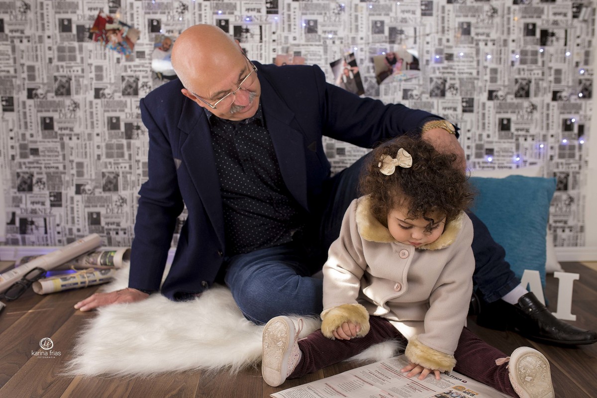 o avo olha para a neta na sessão de dia dos pais