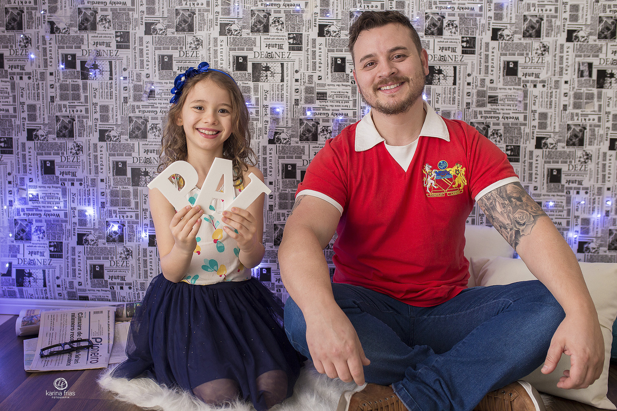 no dia dos pais a menina segura o letreiro