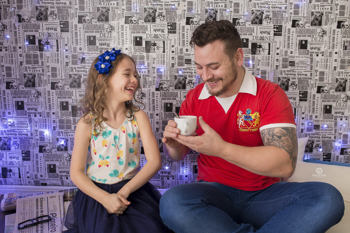 a menina serve o café para o pai