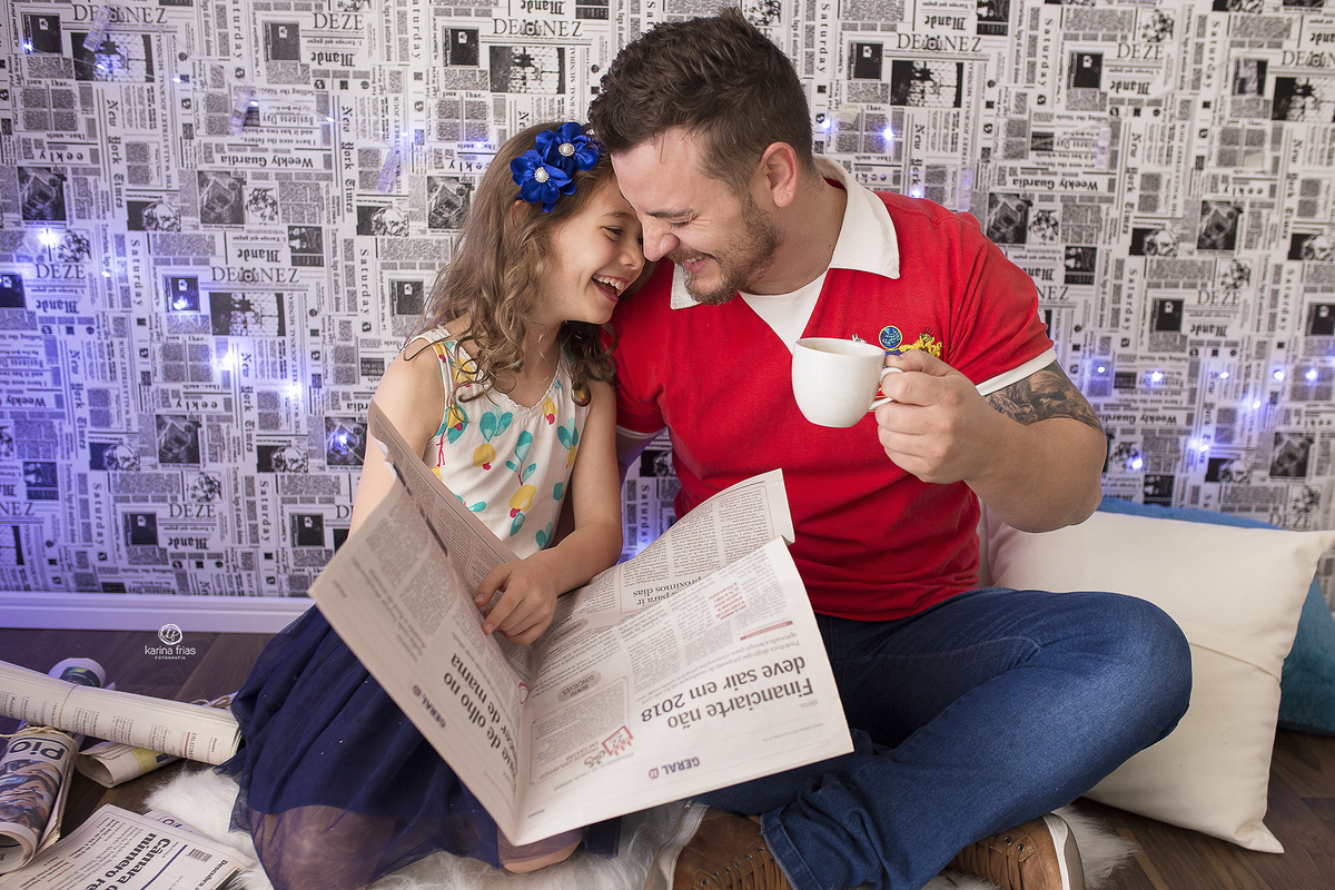 pai e filha sorriem durante ensaio interno